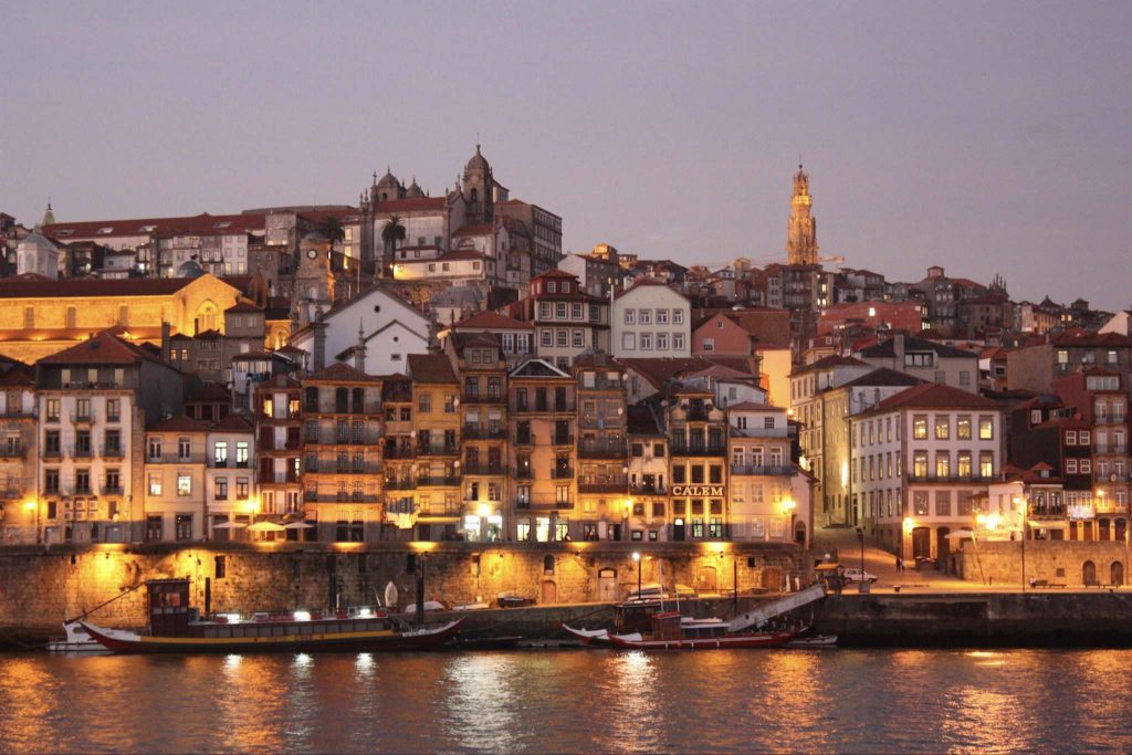 Die teilweise bereits beleuchtete Altstadt von Porto in der Dämmerung