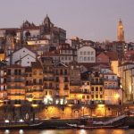 Die teilweise bereits beleuchtete Altstadt von Porto in der Dämmerung
