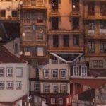 Die teilweise bereits beleuchtete Altstadt von Porto in der Dämmerung